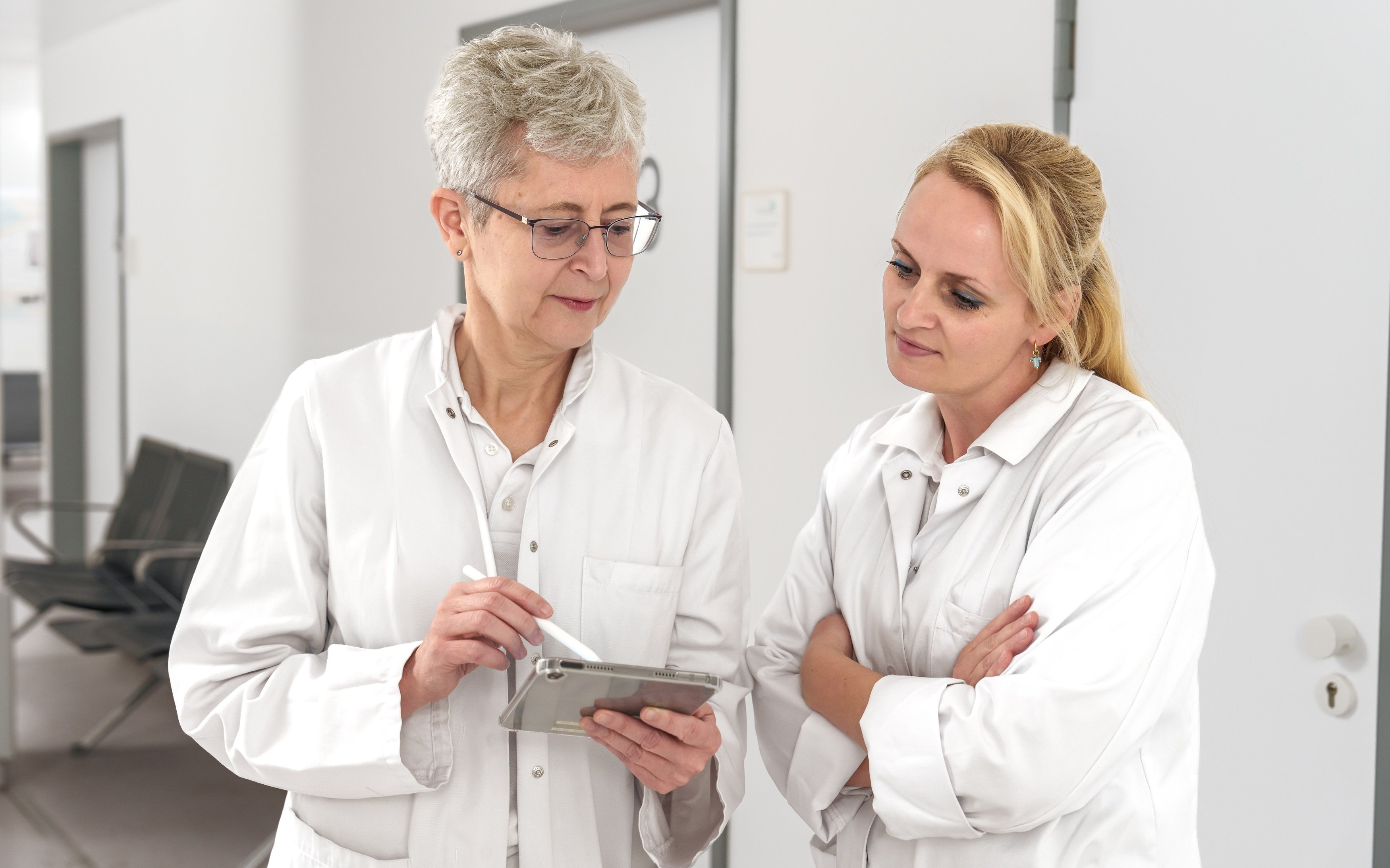 Im Brustzentrum: Dr. med. Ragna Völker und Dr. Kristine Leps im Gespräch