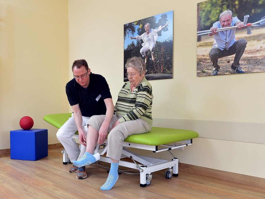 Bei der Ergotherapie.