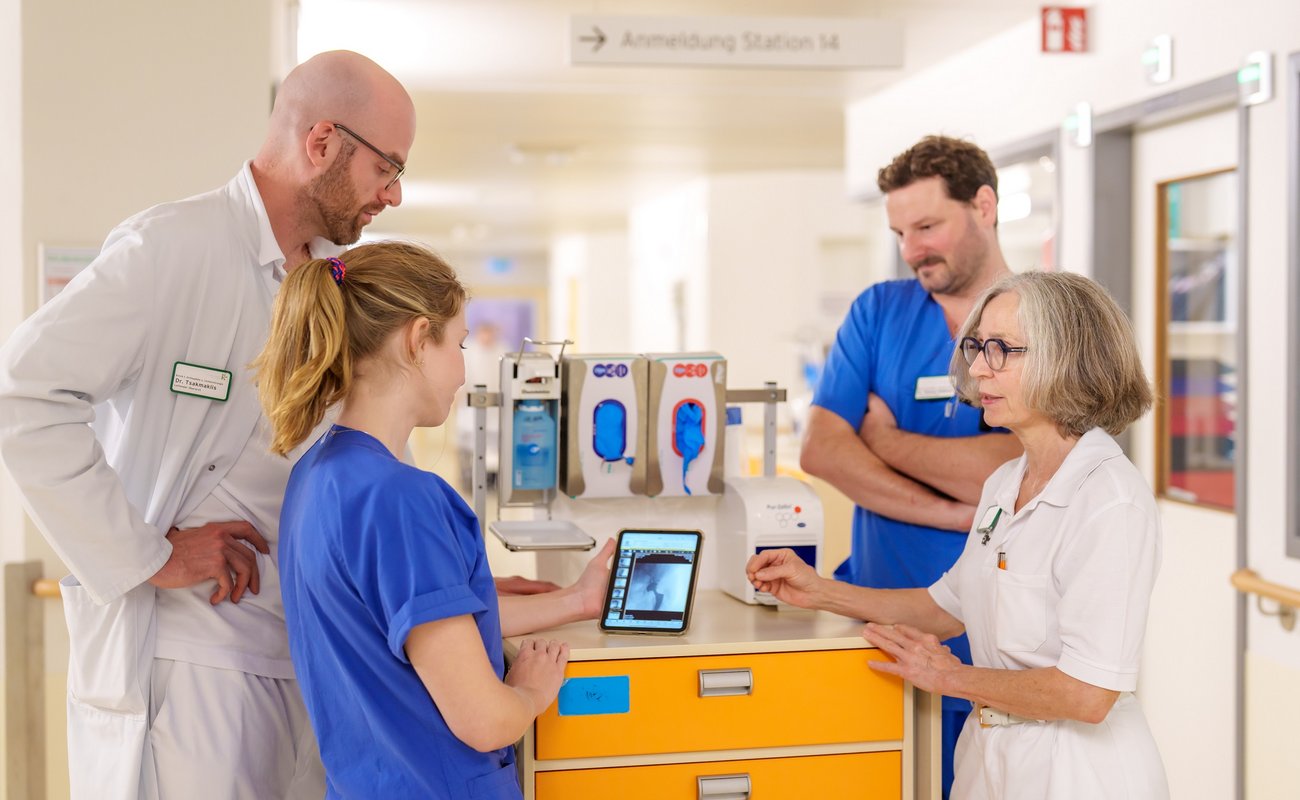 Fachlicher Austausch am Visitenwagen.