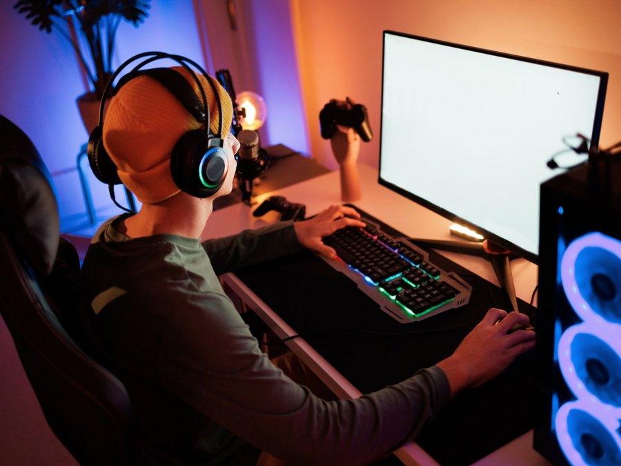 Junge beim Videospiel.