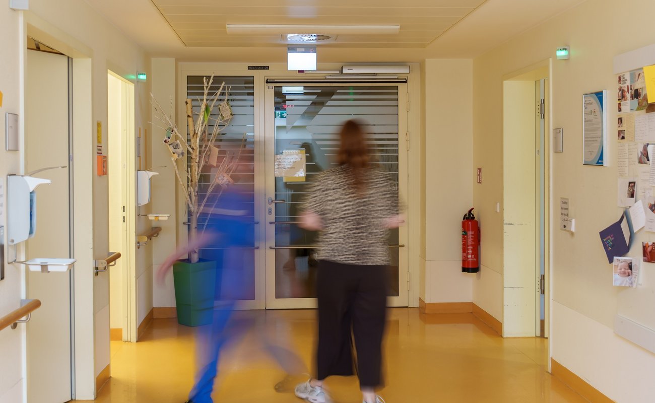 Auf dem Flur des Kreißsaals.