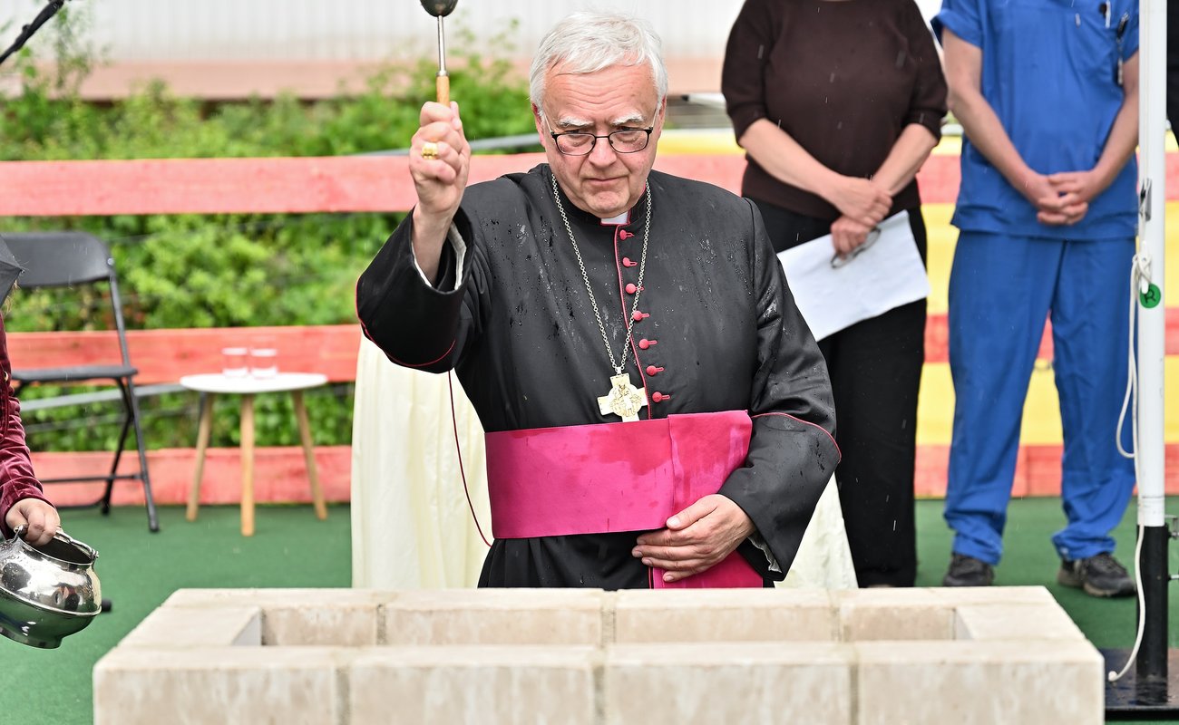 Der Erzbischof von Berlin Dr. Heiner Koch segnet den Grundstein. 
