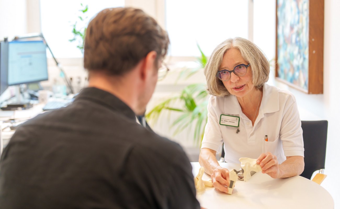 Chefärztin Dr. med. Elke Johnen im Patientengespräch.