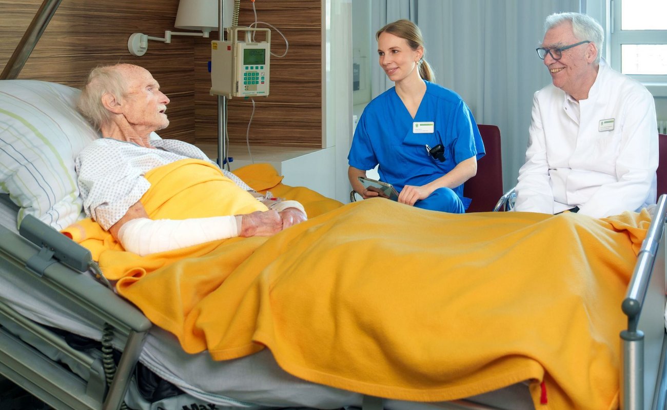 Im Gespräch mit einem Patienten auf der Palliativstation.