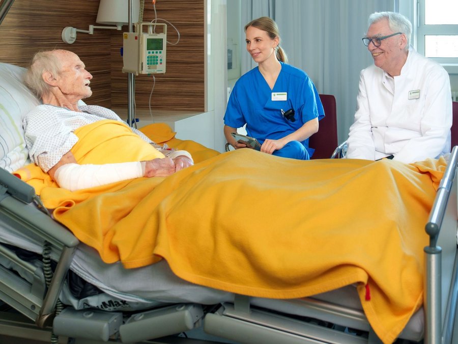 Im Gespräch mit einem Patienten auf der Palliativstation.