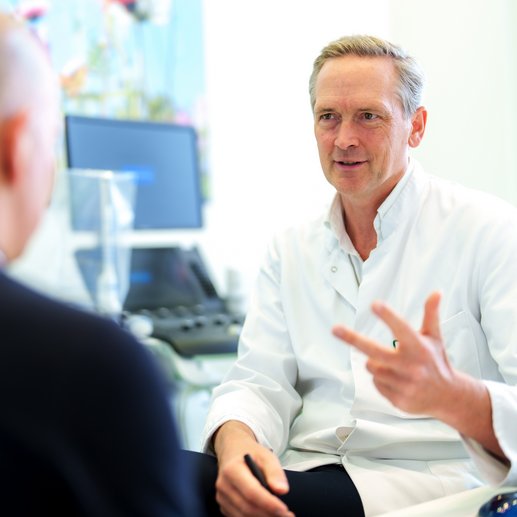 Im Gespräch mit einem Patienten.