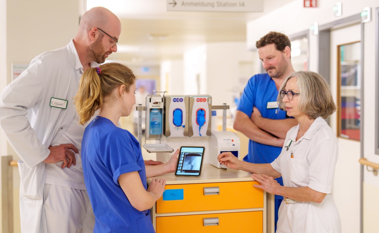 Fachlicher Austausch am Visitenwagen.