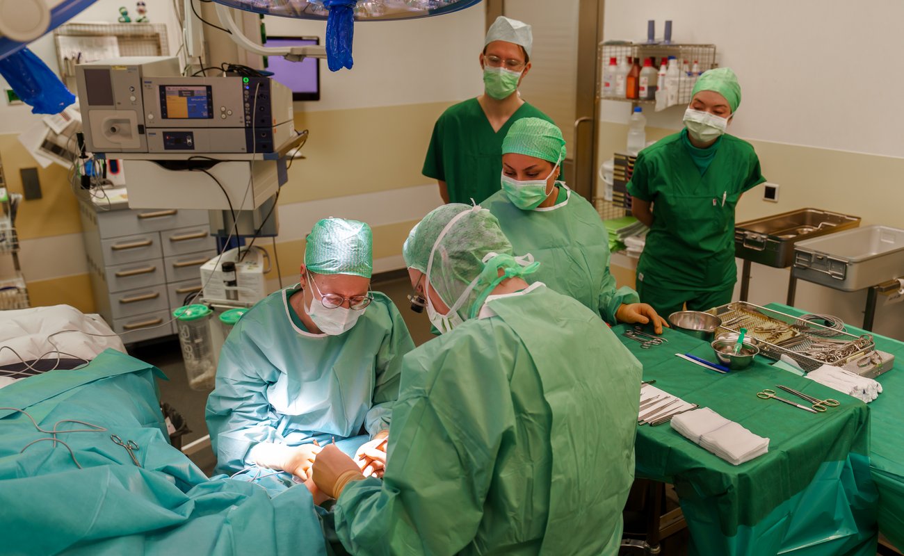 Kinderchirurgie im OP-Saal.