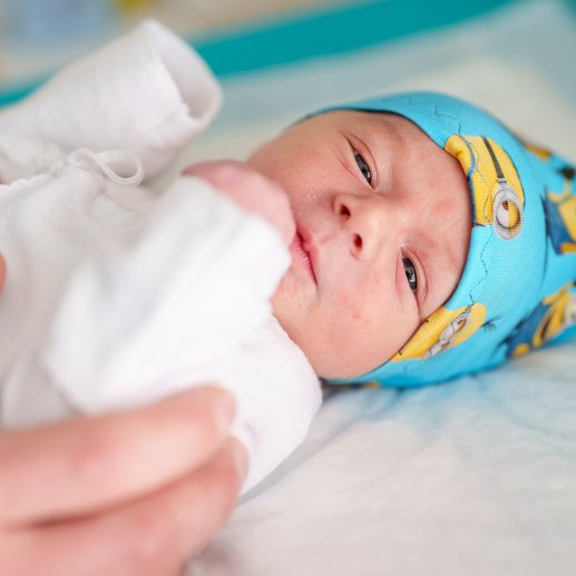 Baby in der Klinik für Geburtshilfe.