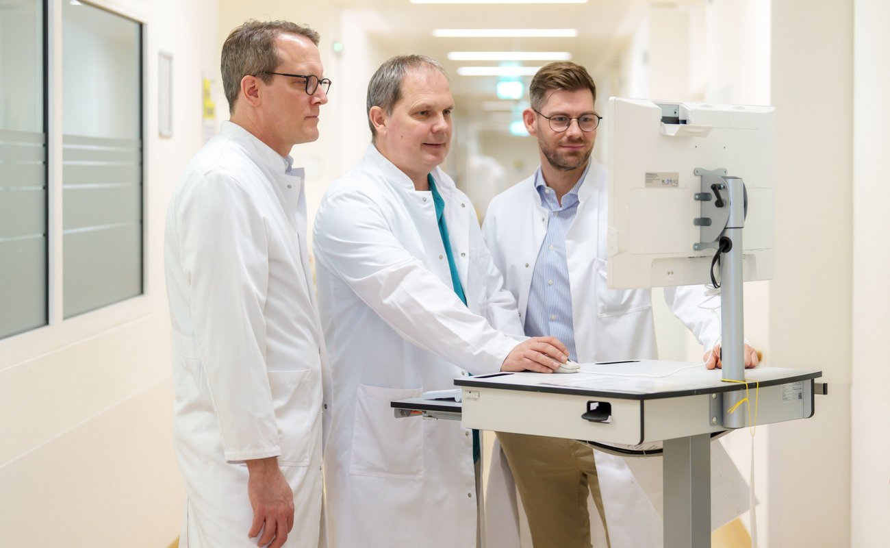 Am Visitenwagen in der Klinik für Urologie.