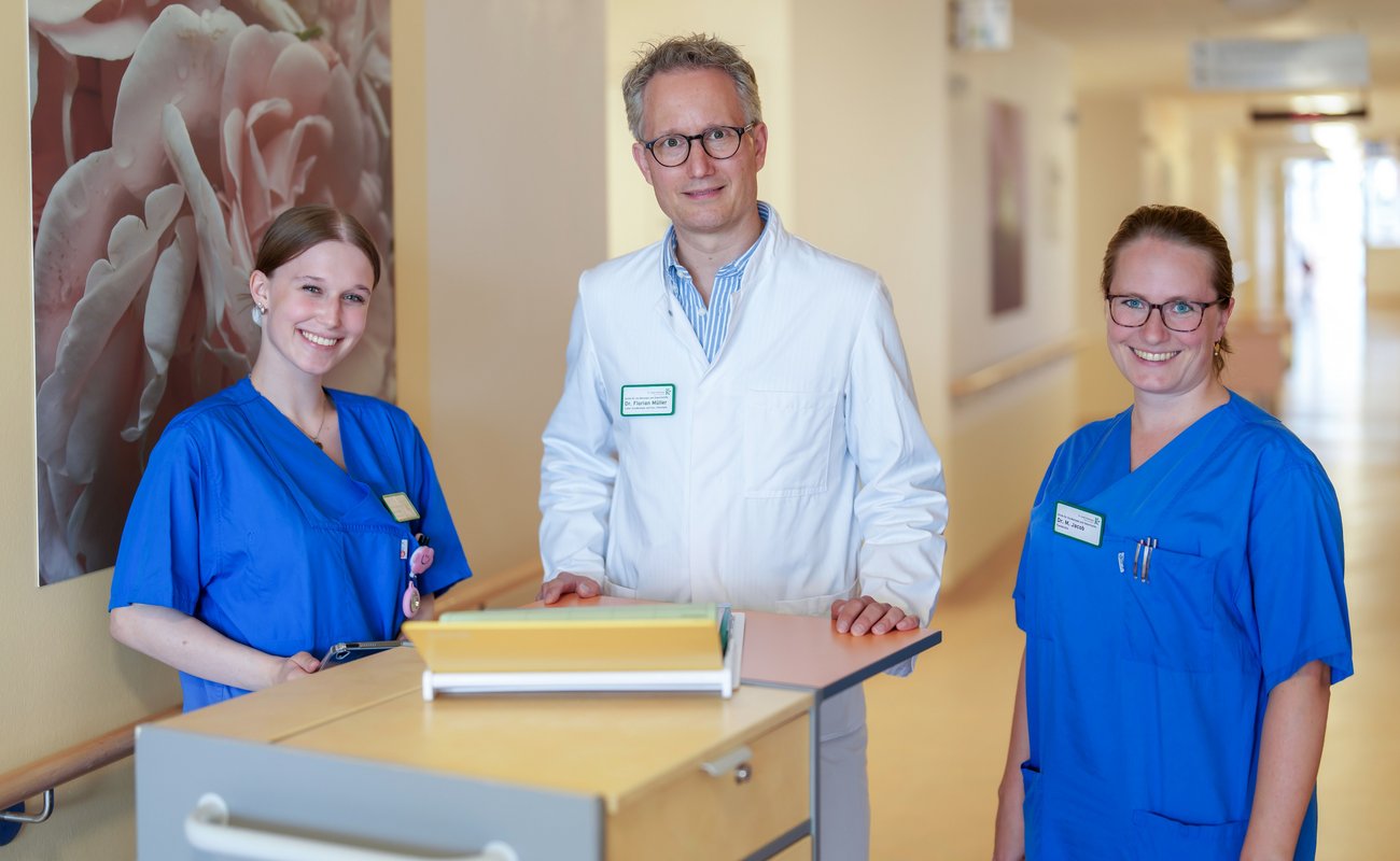 Dr. med. Florian Müller bei der Visite.