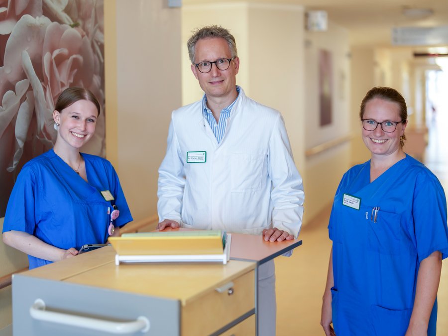 Dr. med. Florian Müller bei der Visite.