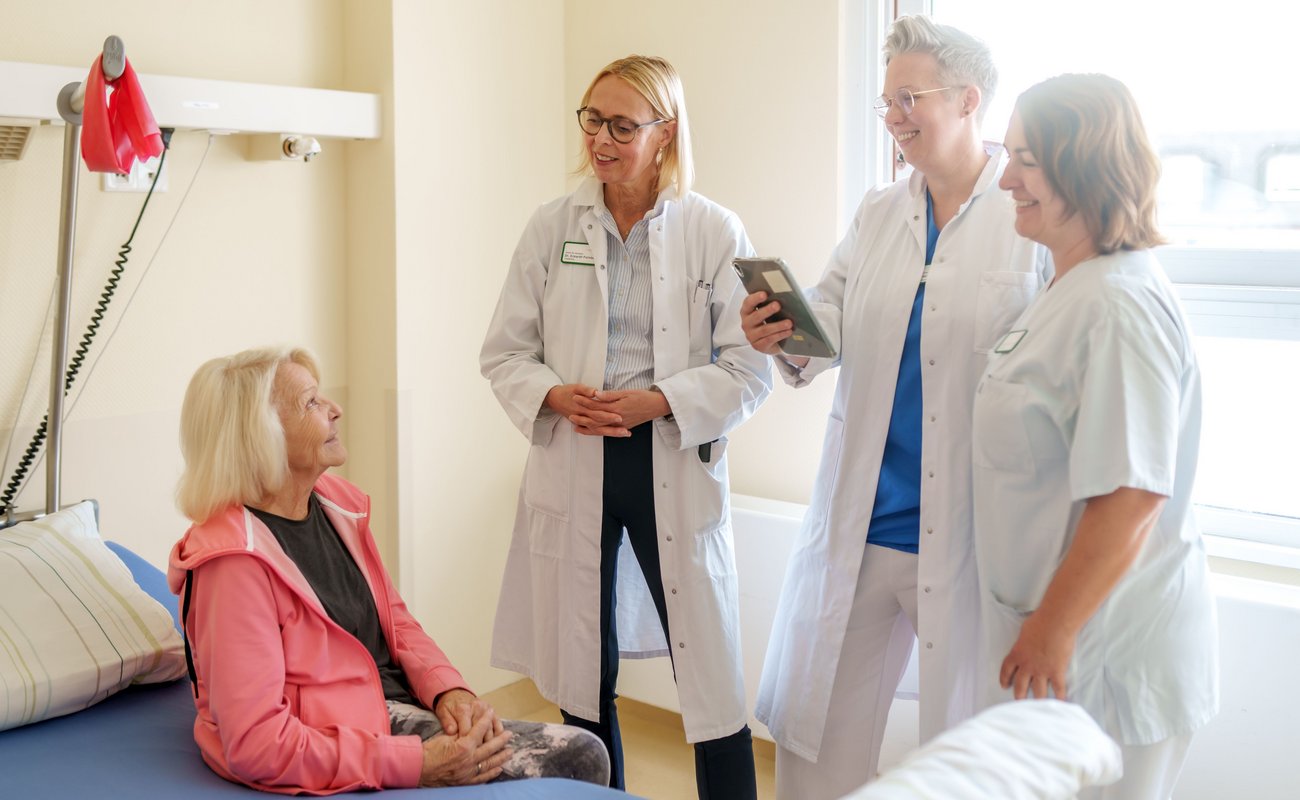 Bei einer Visite in der Klinik für Geriatrie.