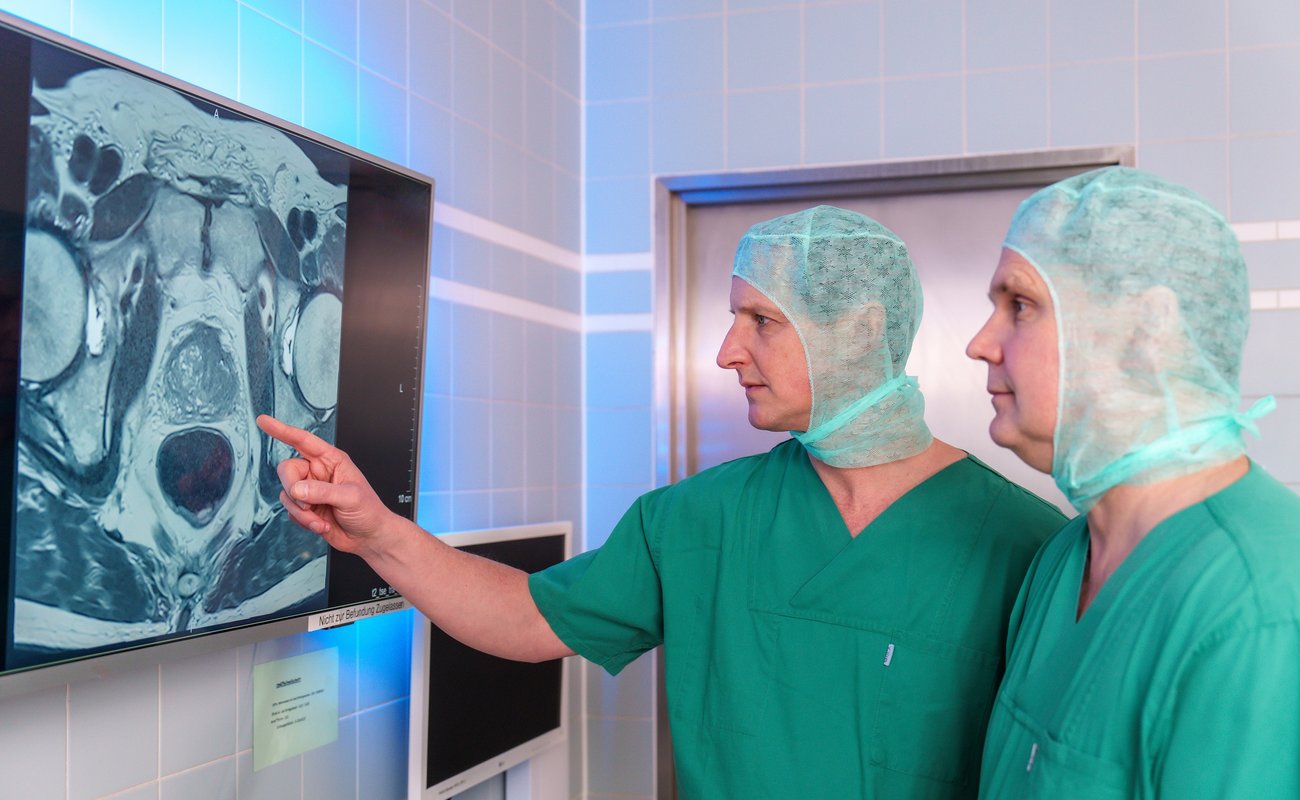 Operateure der Klinik für Urologie betrachten einen Befund.