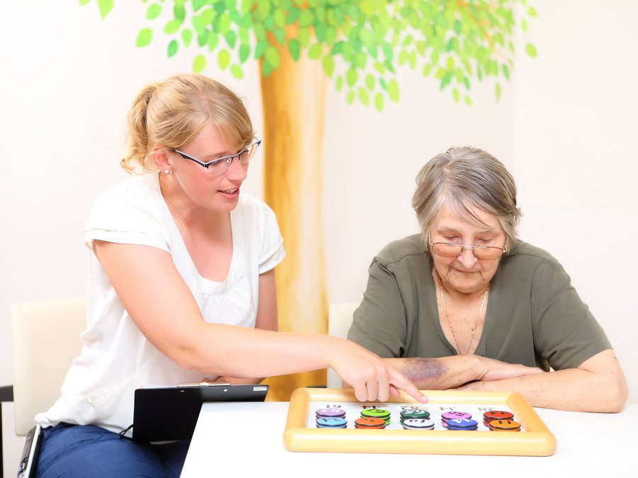 Die neuropsychologische Therapie erfolgt spielerisch und immer orientiert an der Biografie der Patient*innen.