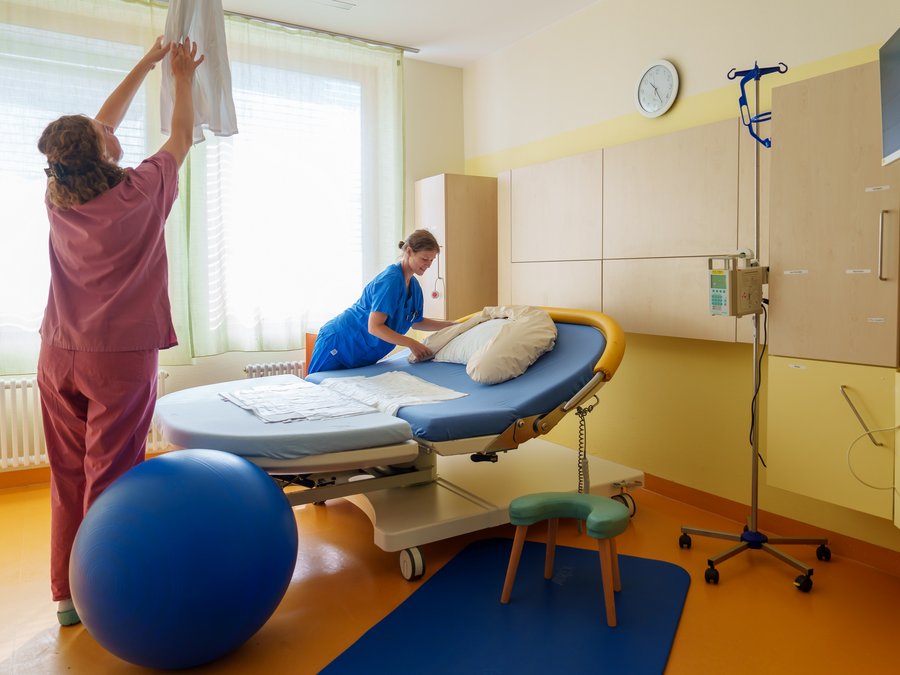 Vorbereitungen im Kreißsaal.