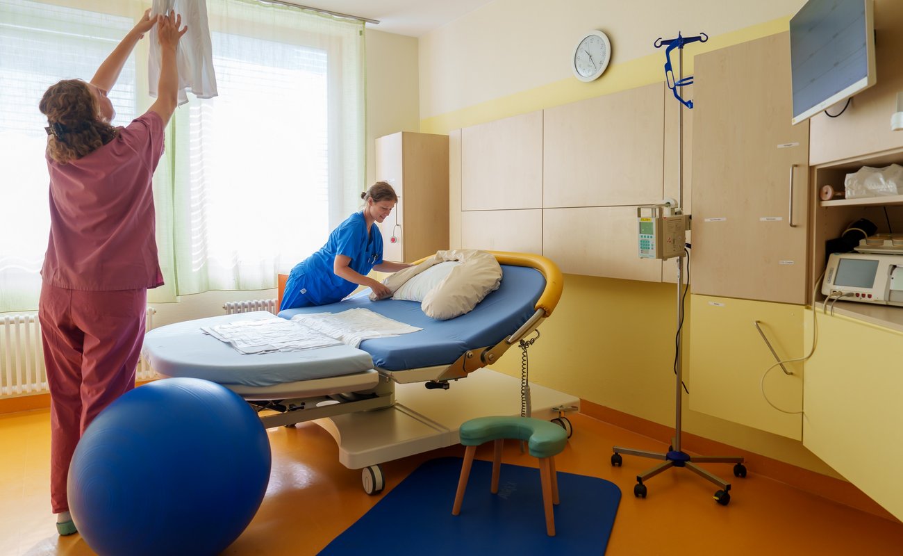 Vorbereitungen im Kreißsaal.