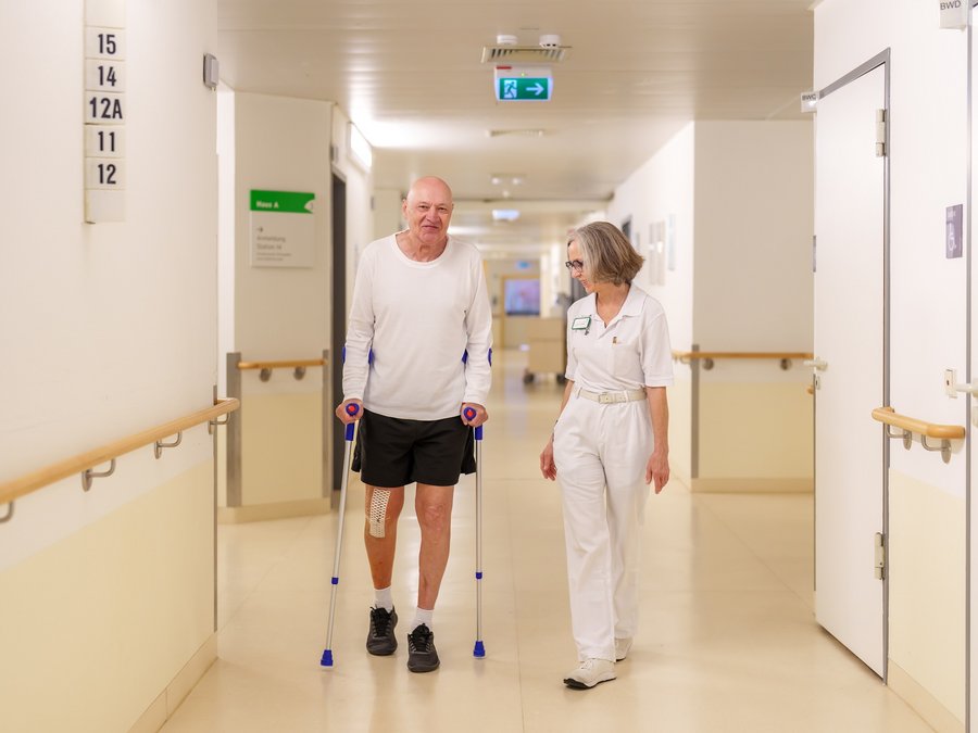Mobilisierung eines Patienten nach der OP.