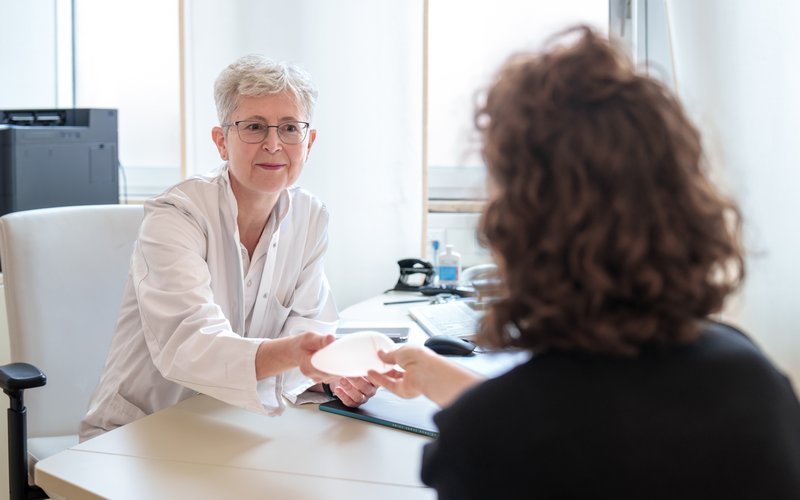 Im Brustzentrum: Dr. med. Ragna Völker im Patientinnen-Gespräch.