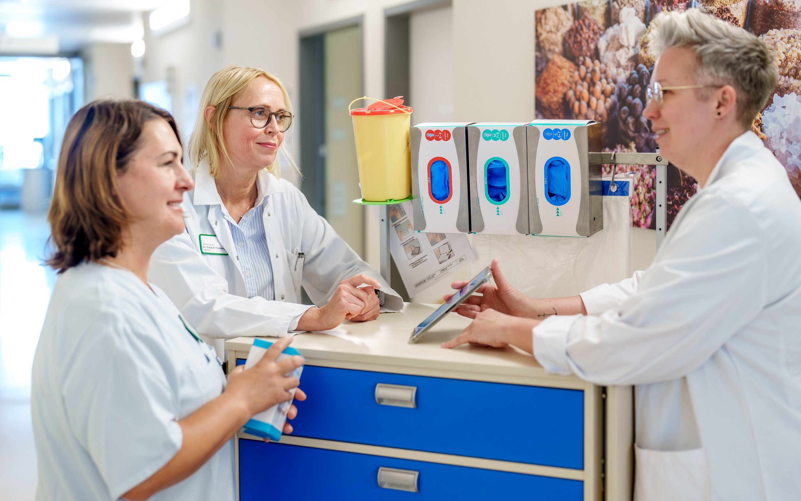 Am Visitenwagen in der Klinik für Geriatrie.