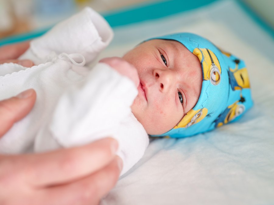 Baby in der Klinik für Geburtshilfe.