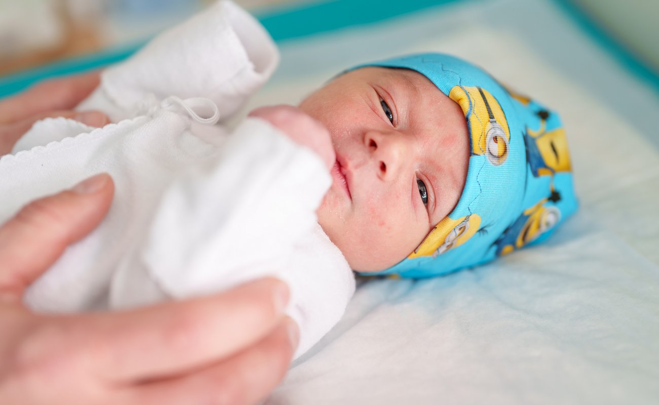 Baby in der Klinik für Geburtshilfe.