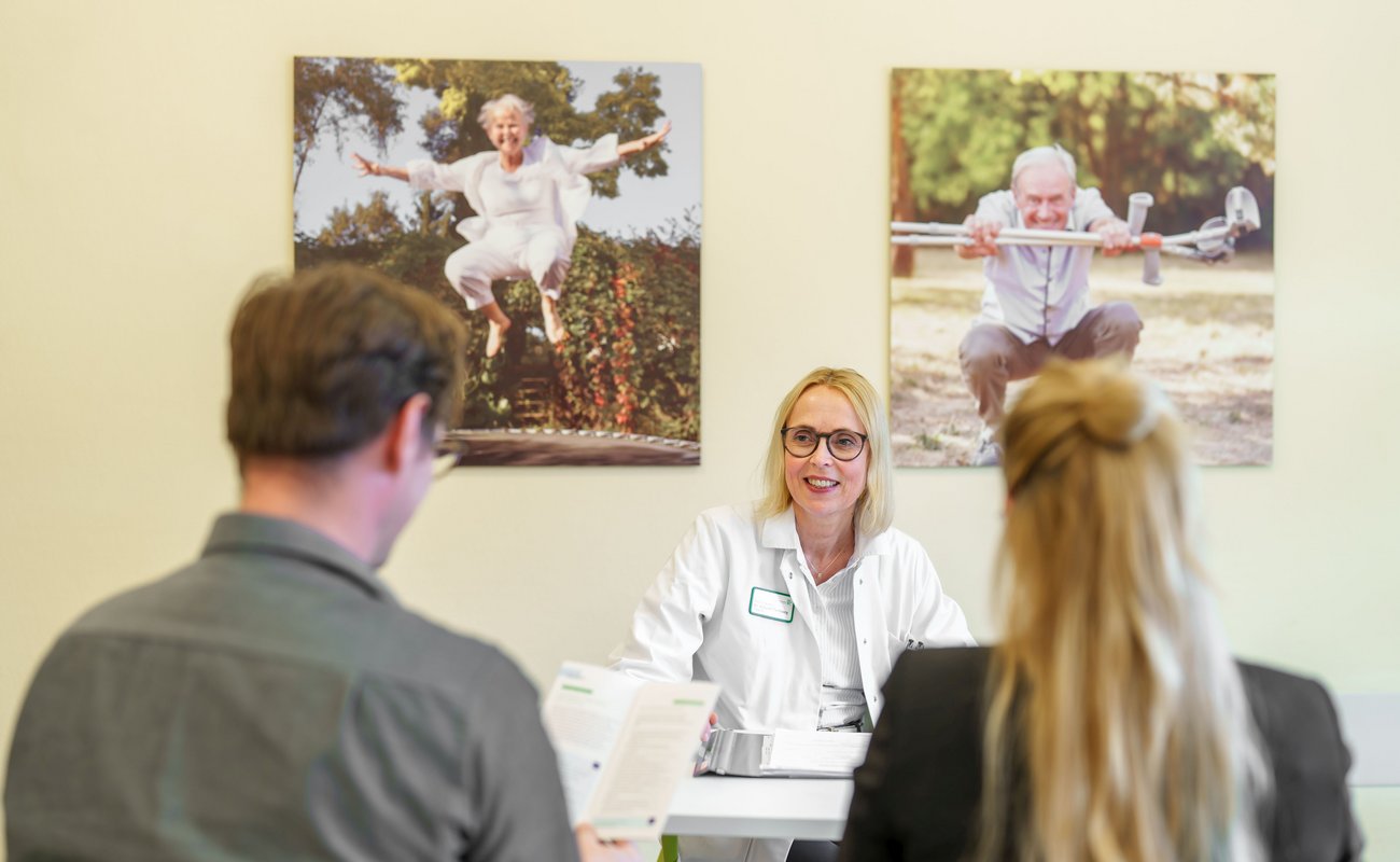 Chefärztin Dr. med. Rahel Eckardt-Felmberg im Gespräch mit Angehörigen.  